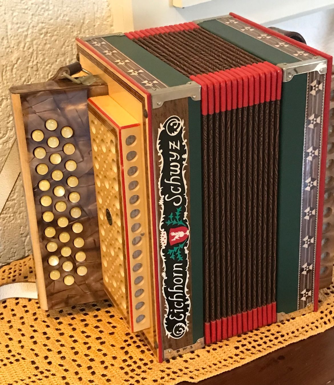 Eichhorn Strumenti musicali: Schwyzerörgeli Original Eichhorn Modell 102 b-es mit Koffer – Usato da Mümliswil venduto da ruben71 1