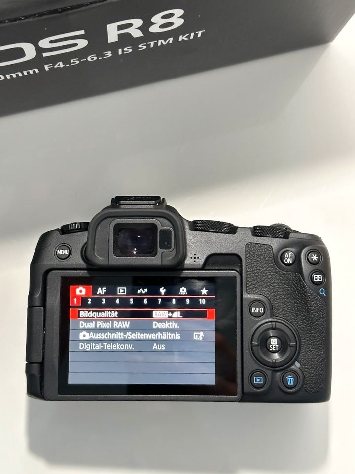 Canon Kamera: Canon EOS R8 - 2 orginal Akkus – Gebraucht aus Muttenz von  1