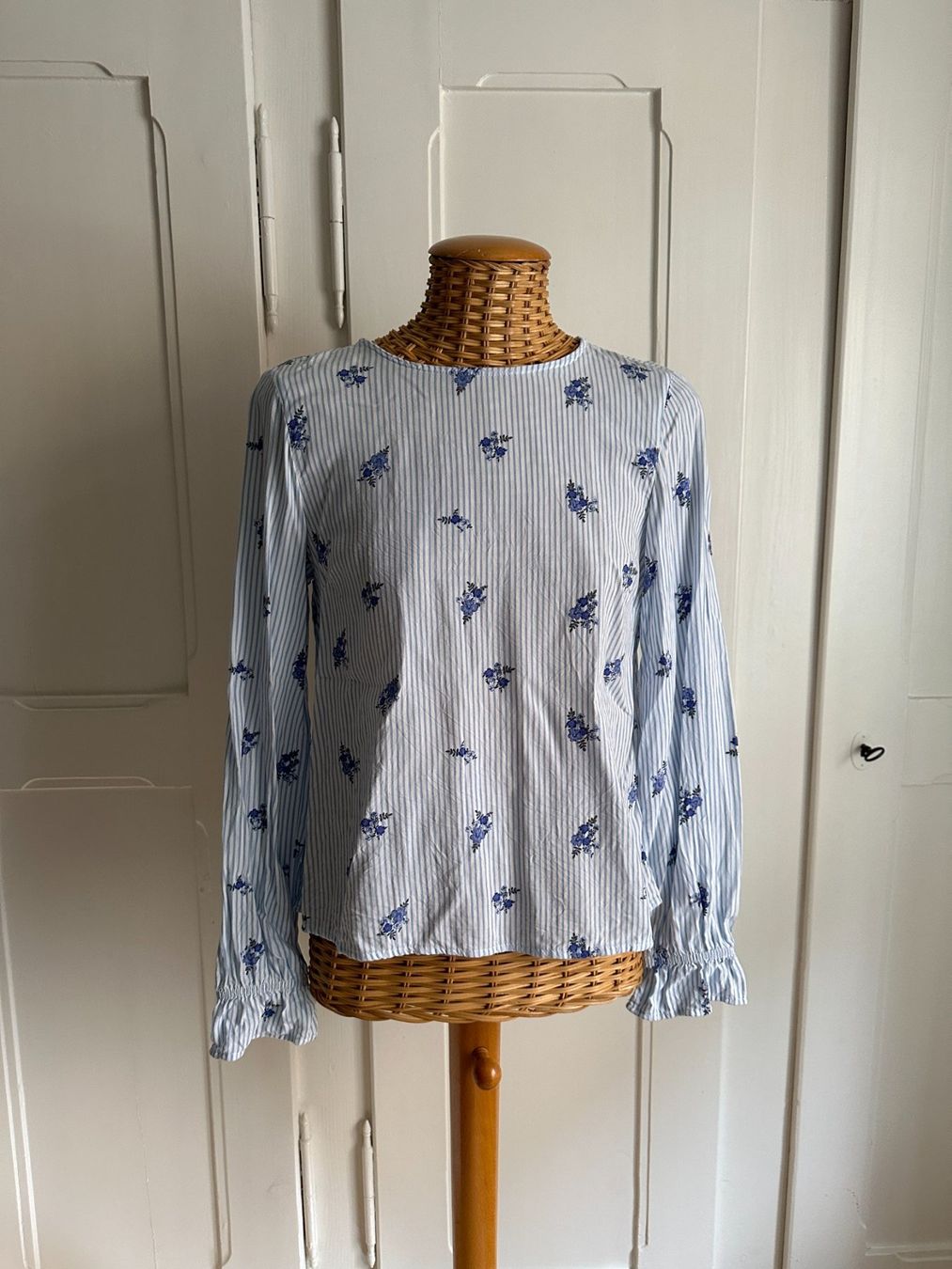 H&M Blusen: Blusenoberteil weiss-blau gestreift 34 – Gebraucht aus Zürich von Diazaio