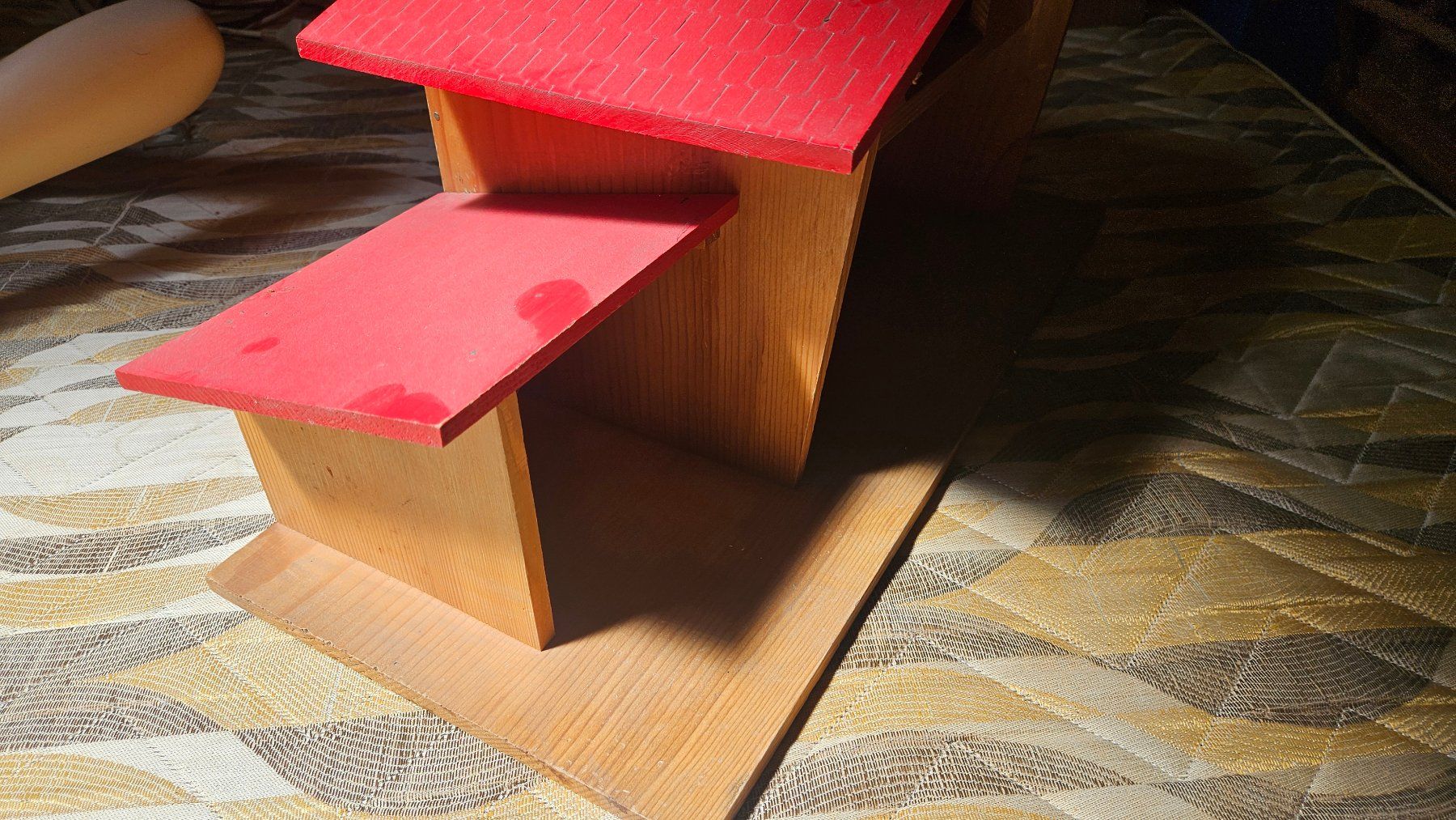 Spielzeuge: Spielzeugstall Holz rotes Dach – Gebraucht aus Suhr von Jensdetlef 4