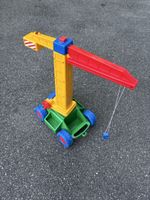Spielzeug Kran farbig aus Kunststoff gebrauchter Zustand