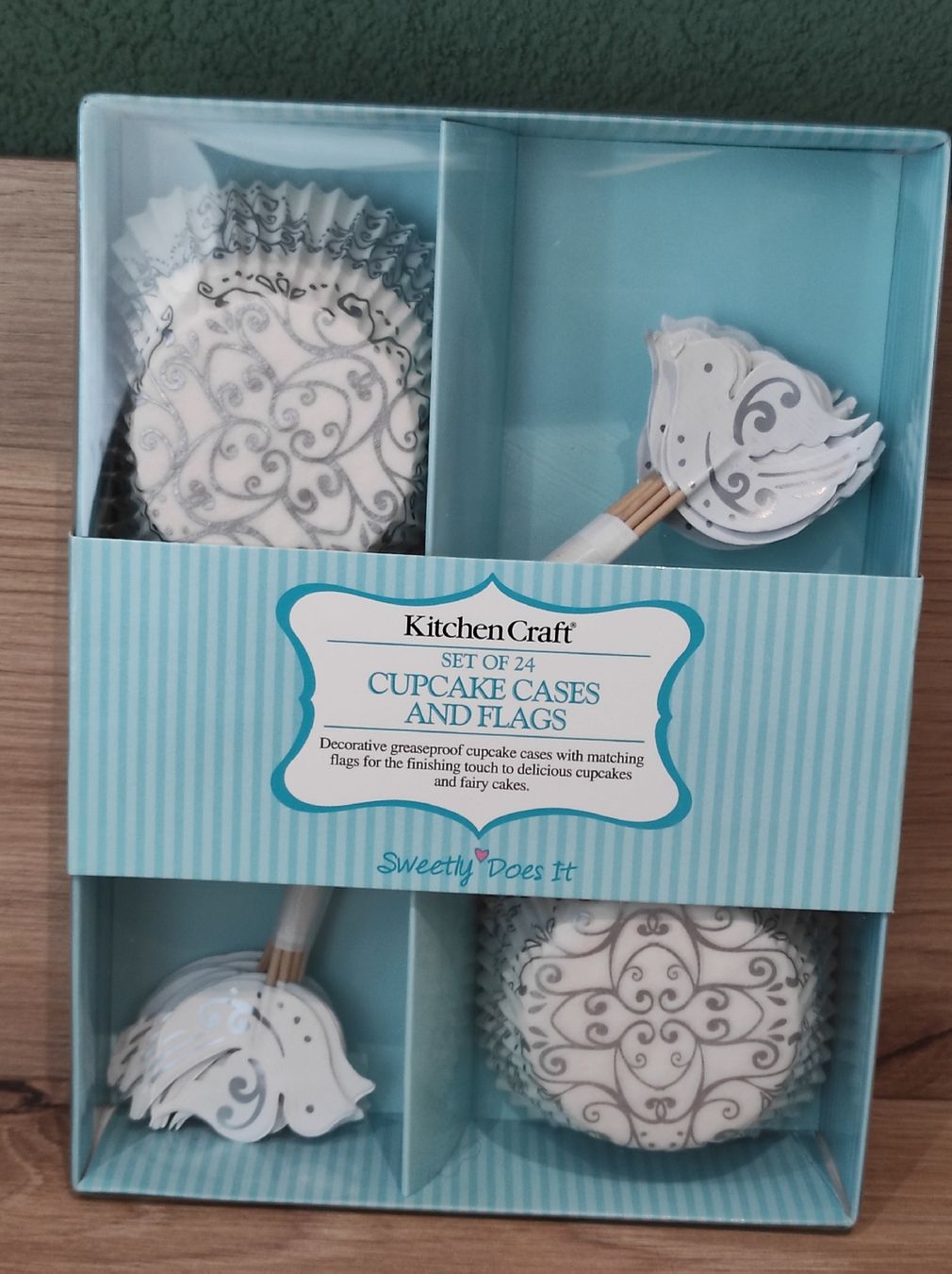 Teglie da forno: 24 Cupcake Förmchen mit Flaggen Kitchen Craft Hochzeit Taufe – Nuovo e nell'imballaggio originale da Triesen venduto da XSally