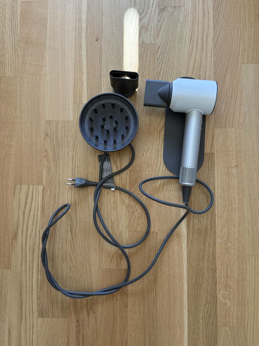 Dyson Asciugacapelli: Sèche-cheveux Dyson Supersonic avec accessoires gris – Usato da Neuchâtel venduto da nin_nm7t