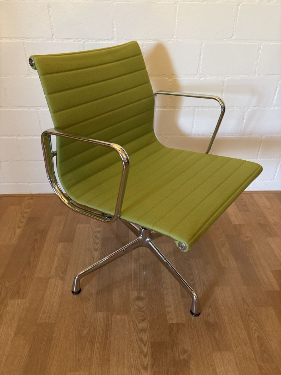 Vitra Stühle: Vitra Eames Alu Chair Hopsak Stoff grün – Gebraucht aus Basel von magnummarine