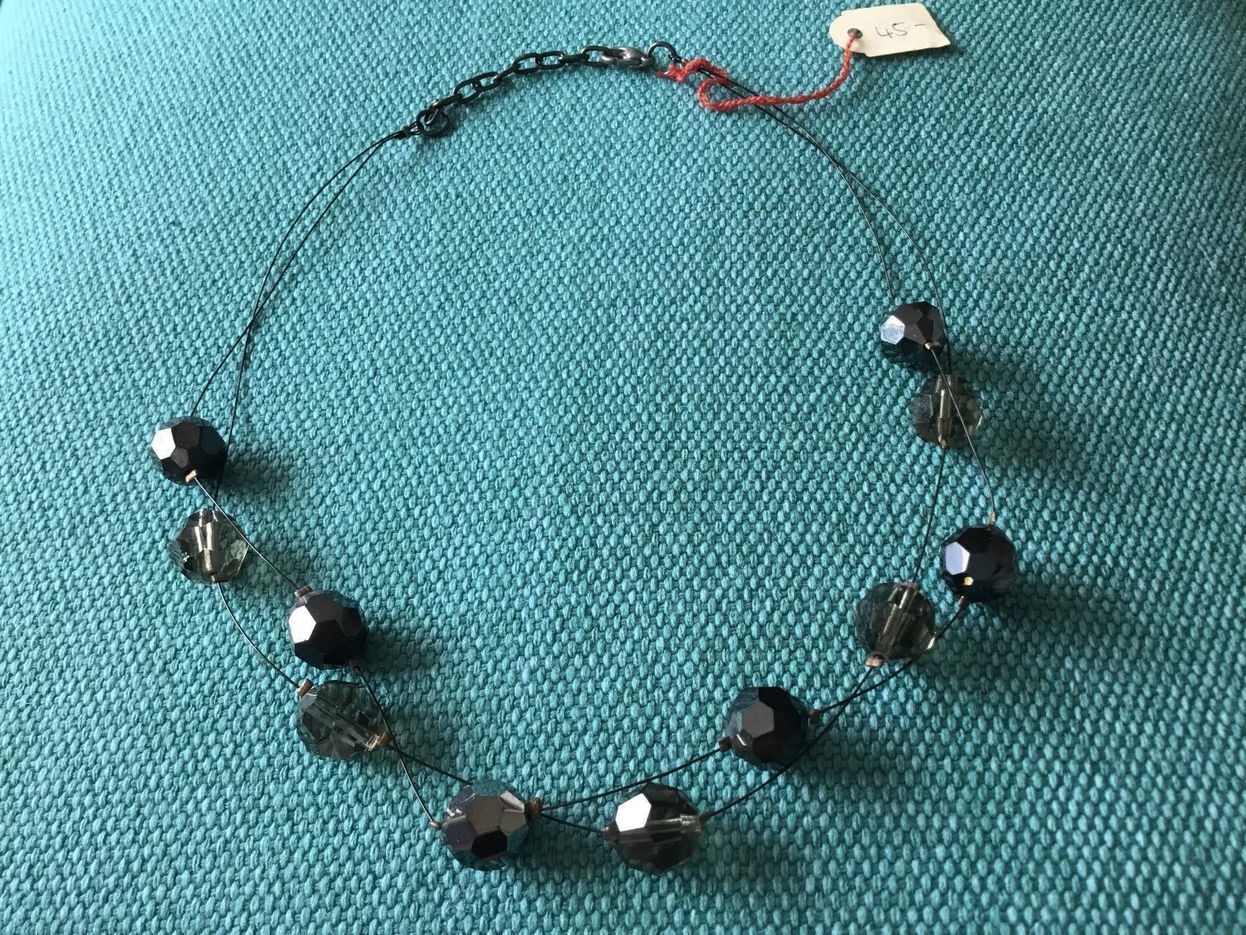 Catenine: Collier tour de cou perles noires – Nuovo e nell'imballaggio originale da Le Landeron venduto da nic_8hd5