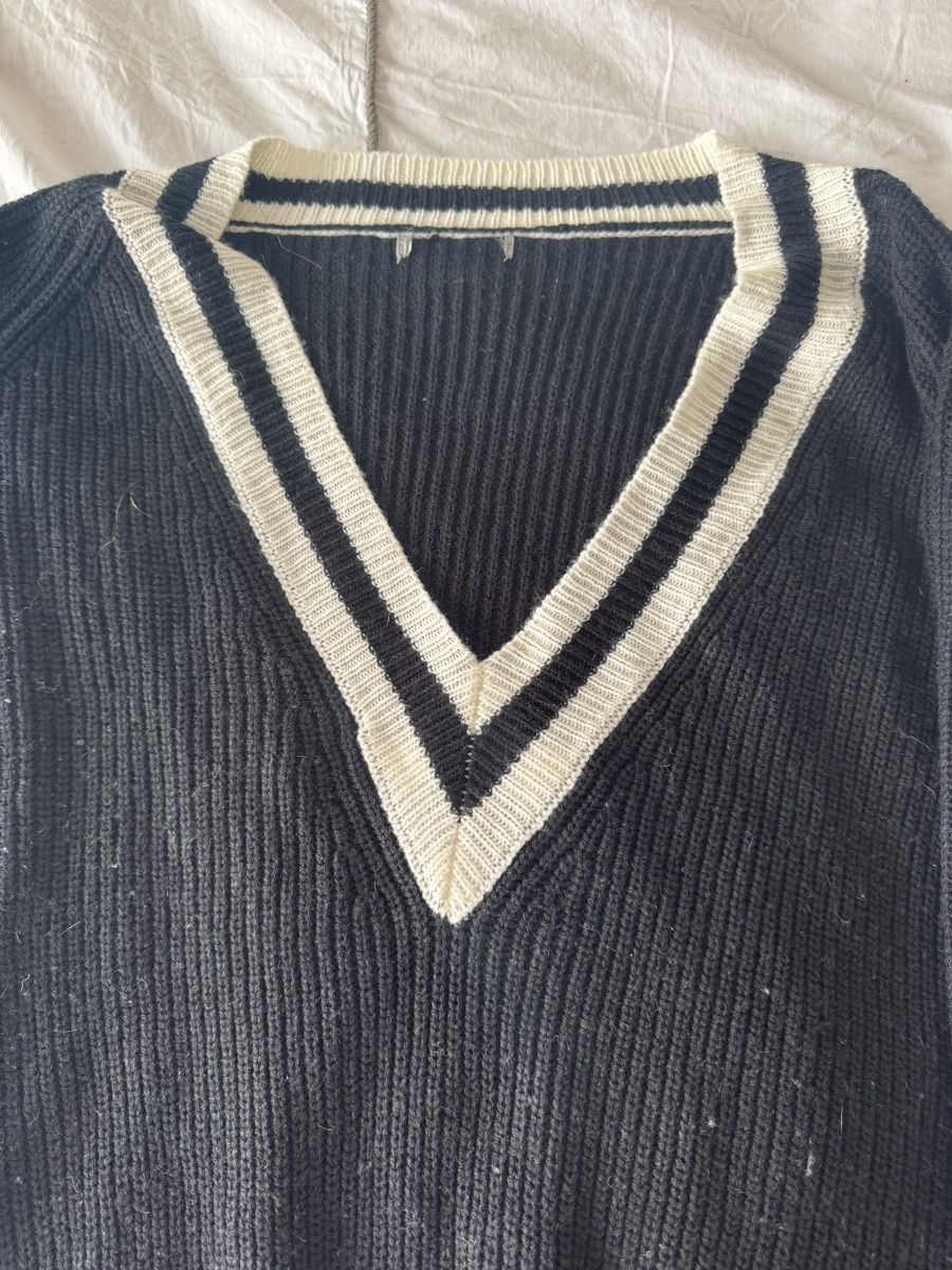 Maglioni & Felpe: Pull col V noir avec bandes blanches taille M occasion – Usato da Genève venduto da lejardindesvetements 1