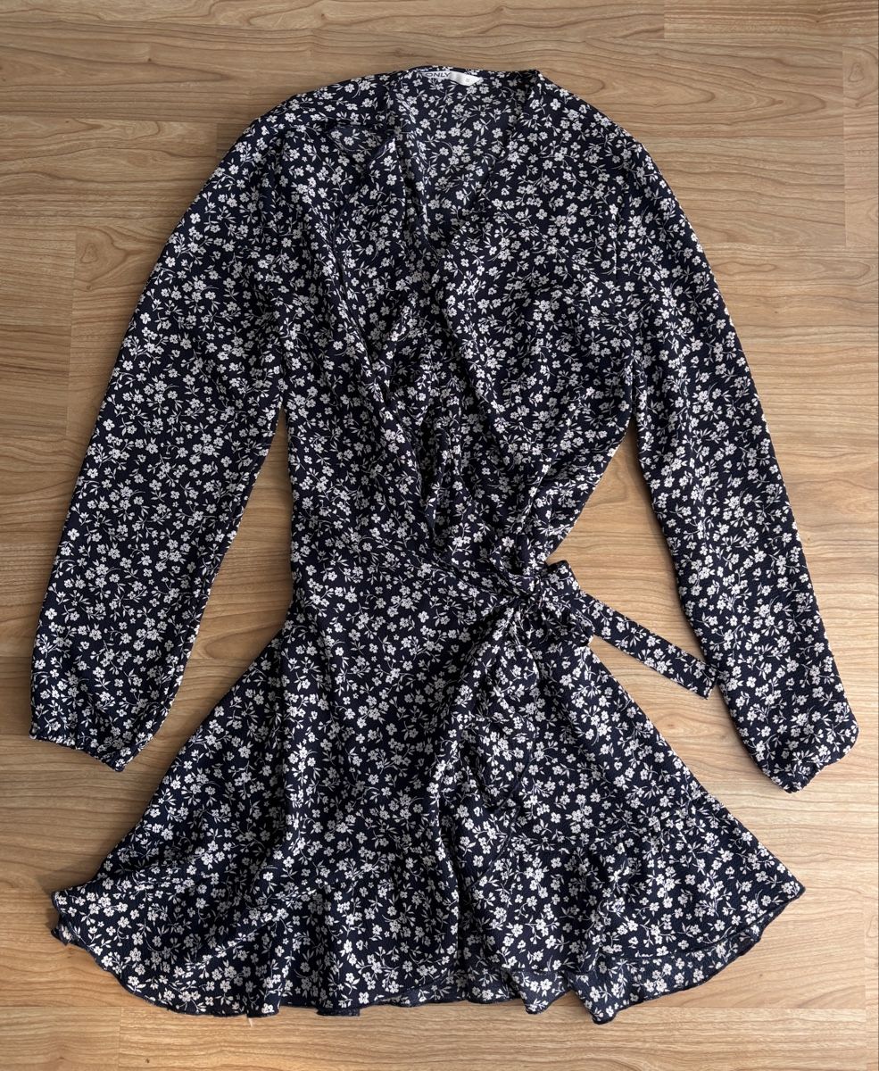 Only Robes: Wickelkleid Blumenmuster dunkelblau – D'occasion à Lausen par Claudj1