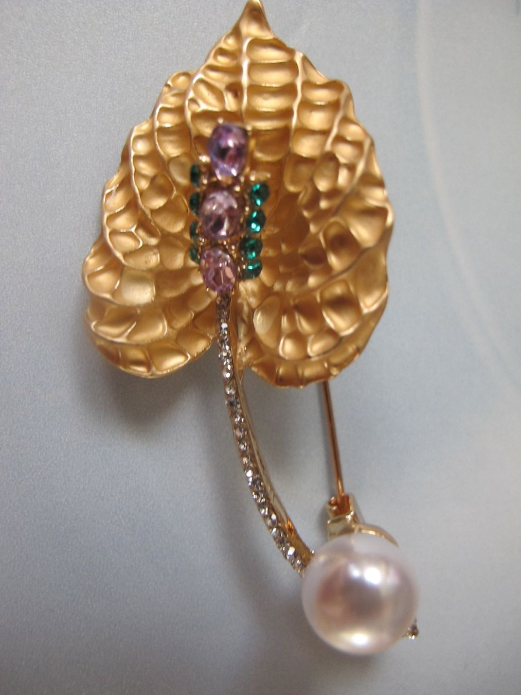 Broches & Aiguilles: Goldfarbene Brosche mit Perle, Blattform, Vintage Stil – Neuf (Voir description) à Löhningen par Chimae67 1