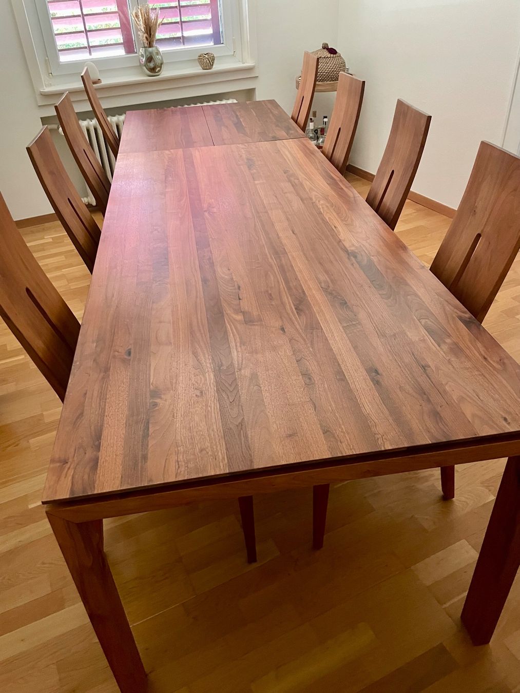Pfister Tavoli: Tisch Nussbaum massiv  mit 8 Stühlen – Usato da Uitikon Waldegg venduto da Schnugg3 1