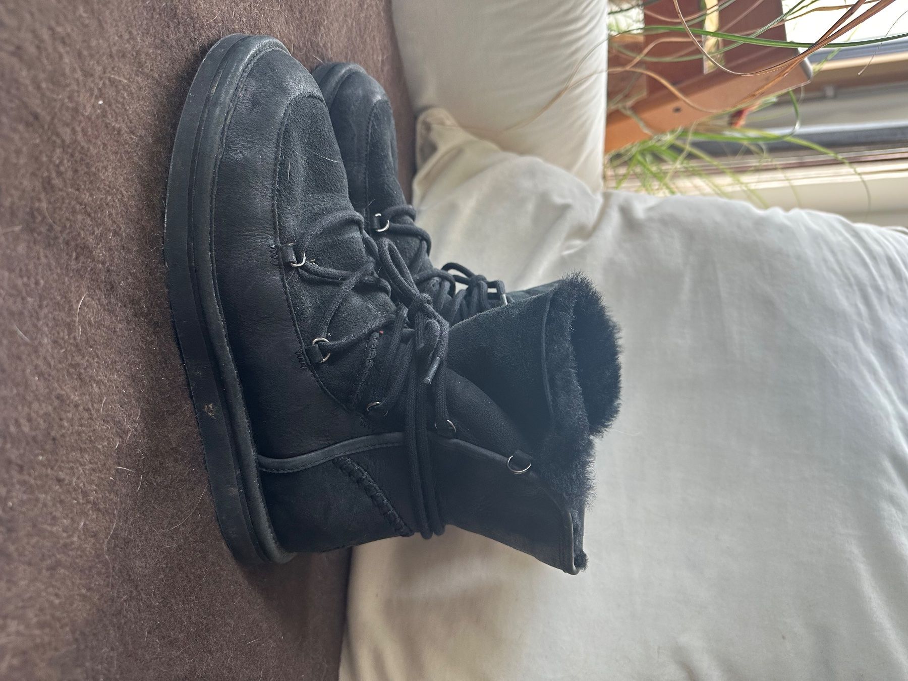 Ugg Scarpe da donna: Schwarze Uggs mit Lammfell, Grösse 39 – Usato da Bern venduto da Enle