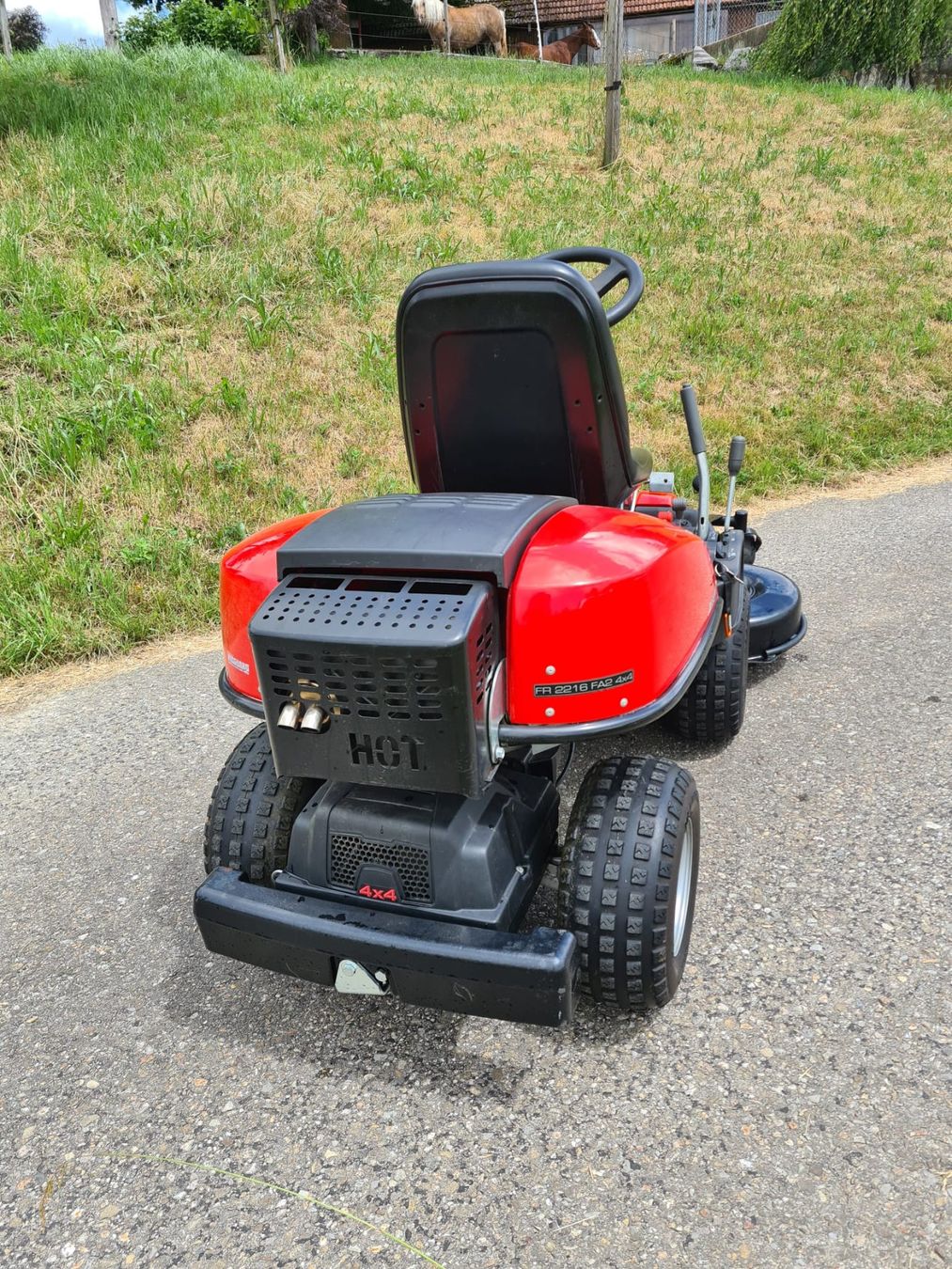 Jonsered Rasenmäher: Rasentraktor Jonsered Rider FR2216 FA2 4x4 – Gebraucht aus Grünenmatt von holzskulptur 2