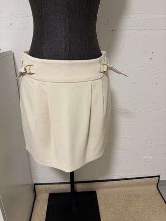 Gucci Minirock beige mit Schnallen Grösse 38 neuwertig