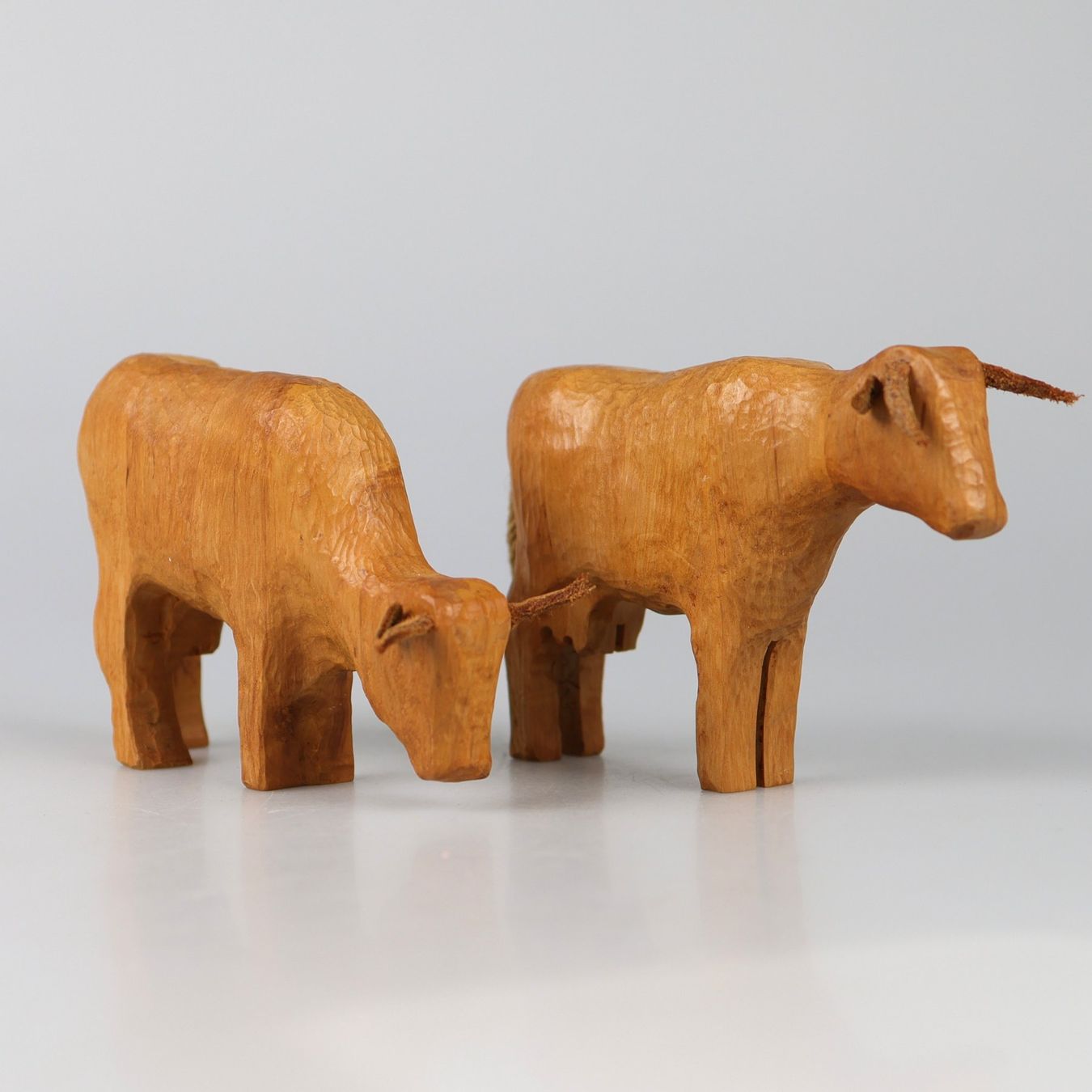 Figuren: Traditionelle Schweizer Holzkühe "Chüeli" – Gebraucht aus Volketswil von brockipfannenstil 1