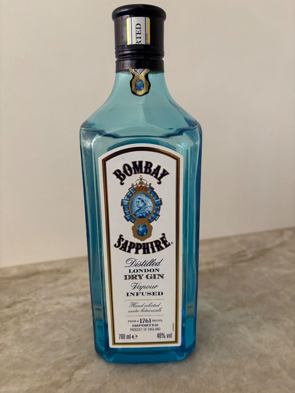 Spirituosen: Bombay Sapphire Gin, 700 ml Flasche, geöffnete Flasche – Gebraucht aus Weissbad von Studently 1