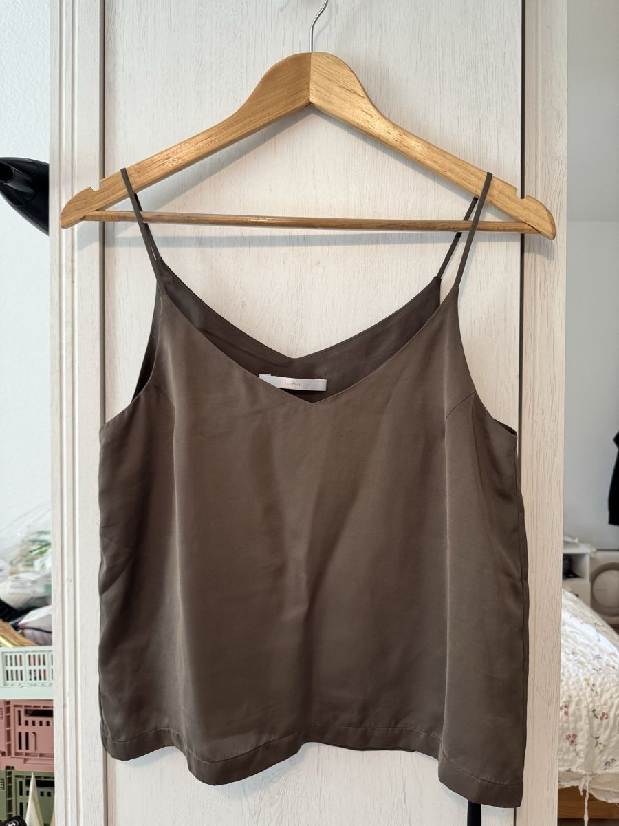 Top: Nosbyn v-neck camisole top – Usato da Kilchberg ZH venduto da ngt_hnw9