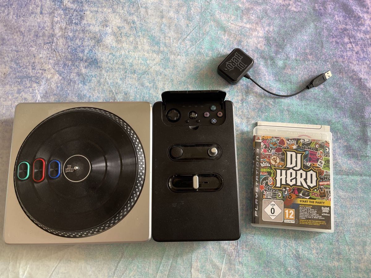 Sony Controller: PS3: DJ Hero Set mit Spiel – Usato da Märstetten venduto da AlienNova 2