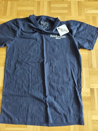 Attack on titan t shirt xs