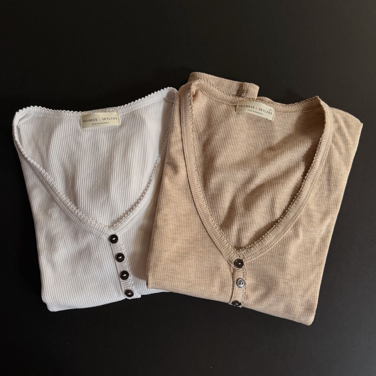 Top: 2 basic beige & white tops – Usato da Schaffhausen venduto da nuhcyar