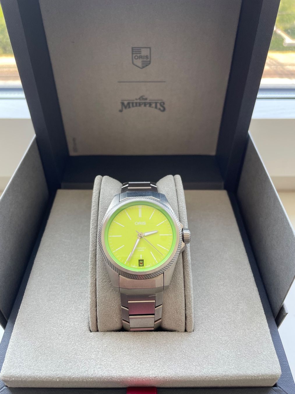 Oris Orologi: ORIS Pro Pilot X Kermit Edition – Nuovo e nell'imballaggio originale da Zürich venduto da offcatalogue