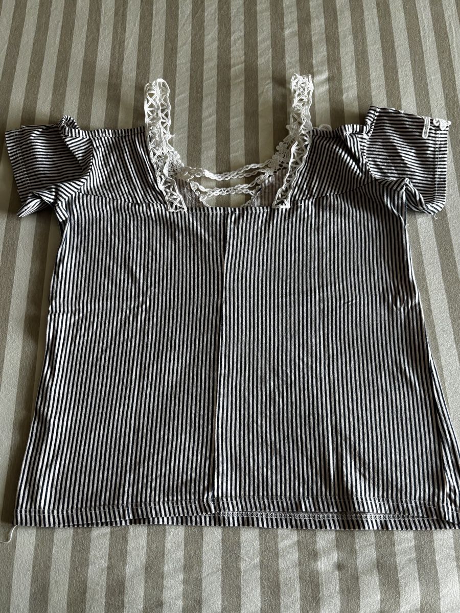 T-Shirts: Damen Top gestreift mit Spitze Grösse 38 – Gebraucht aus Salenstein von Silly...0 4