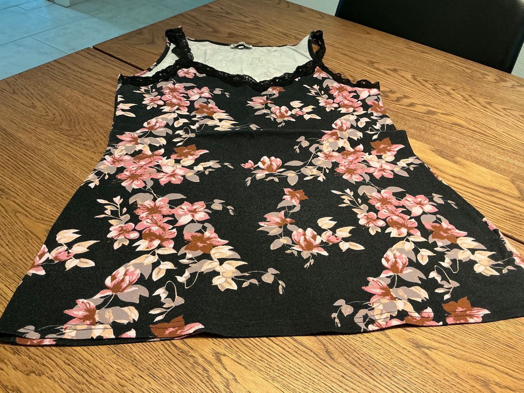 Top: Blumiges Sommertop Gr.42 schwarz mit Spitzendetails – Usato da Würenlos venduto da sweety5436 1