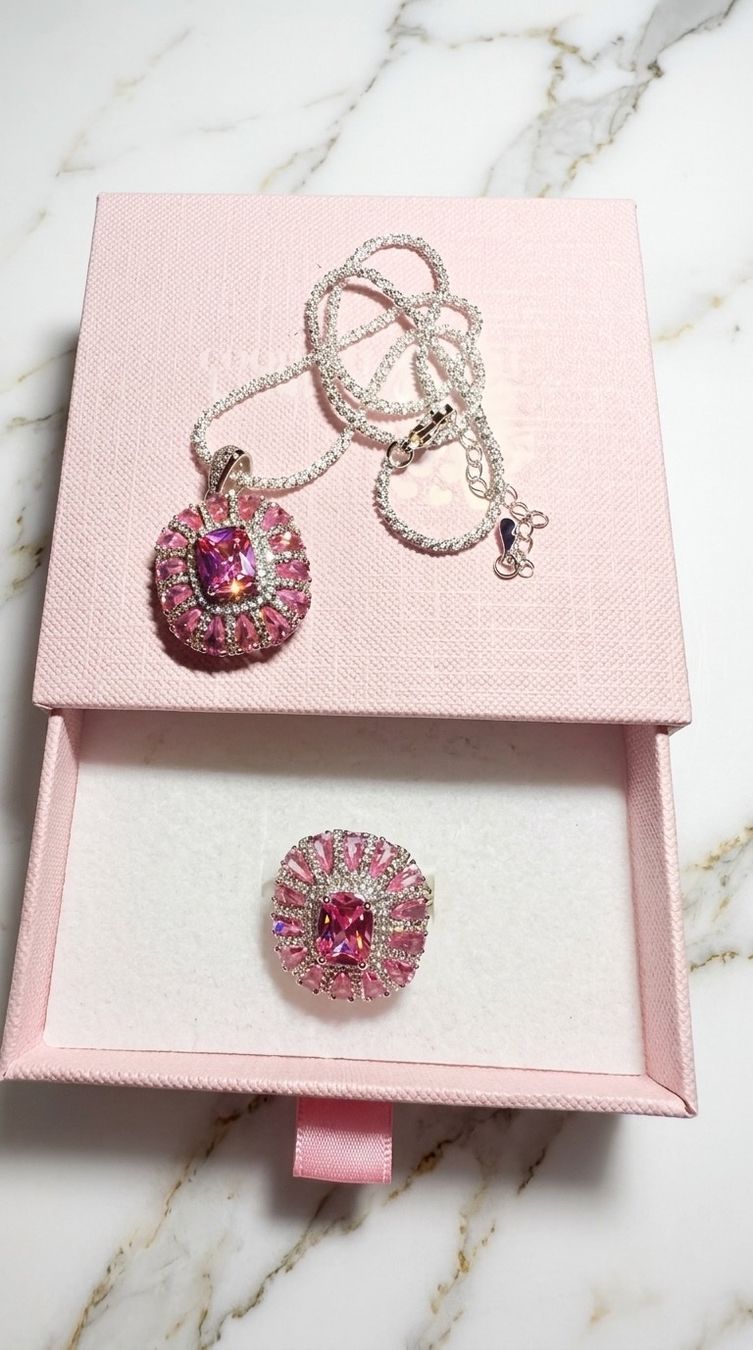 Altri gioielli: Ensemble bijoux : collier et bague roses – Nuovo e nell'imballaggio originale da St-Maurice venduto da Sandrinette123 1