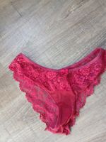 Damen Slip aus roter Spitze mit Schleife, gebraucht
