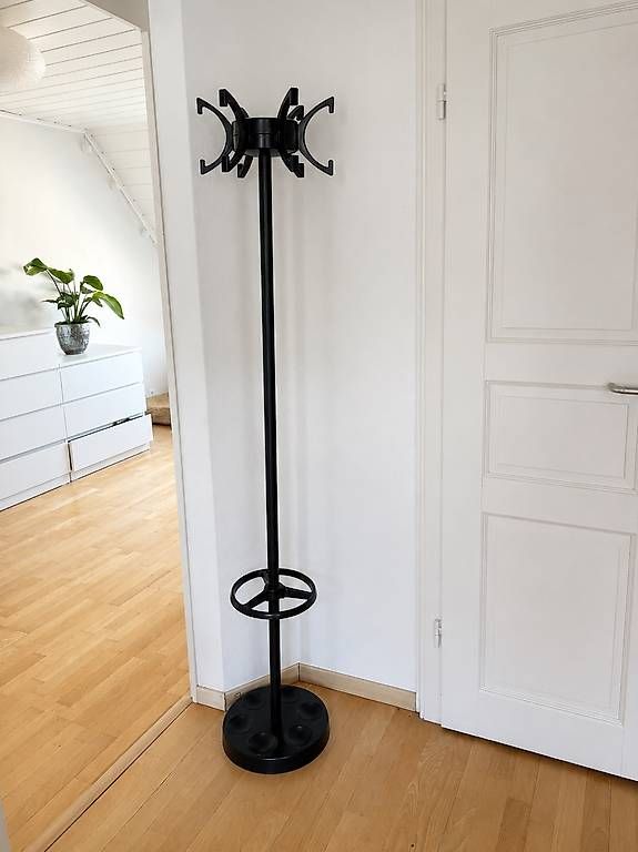 Autres décorations & accessoires: Schwarzer Garderobenständer mit Schirmhalter – D'occasion à Zürich par sab_bvm2