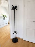 Schwarzer Garderobenständer mit Schirmhalter
