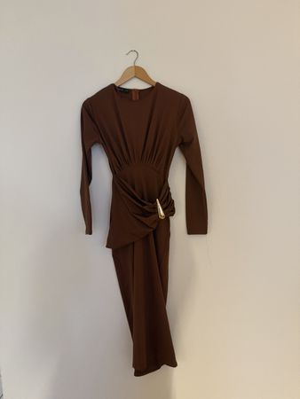 Braunes Maxikleid mit Drapierung – Grösse 38/M