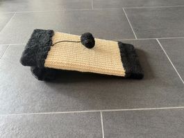 Kratzbrett Sisal für Katzen mit Ball neuwertig