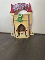 Château miniature rose et or avec accessoires. Bon état