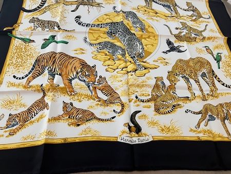 Ungetragener Hermès Tendresse Feline Seidenschal