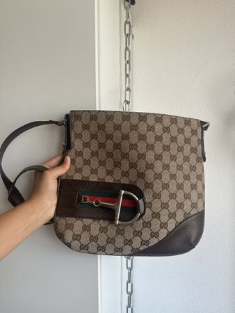 Umhaengetasche Gucci GG Monogram mit Metall-Detail sehr gute