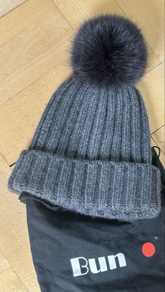 Copricapi, berretti & cappellini: Wool hat with a pom-pom – Nuovo (secondo la descrizione) da Zürich venduto da ann_26jc 1