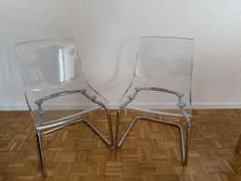 2x transparente Stühle 