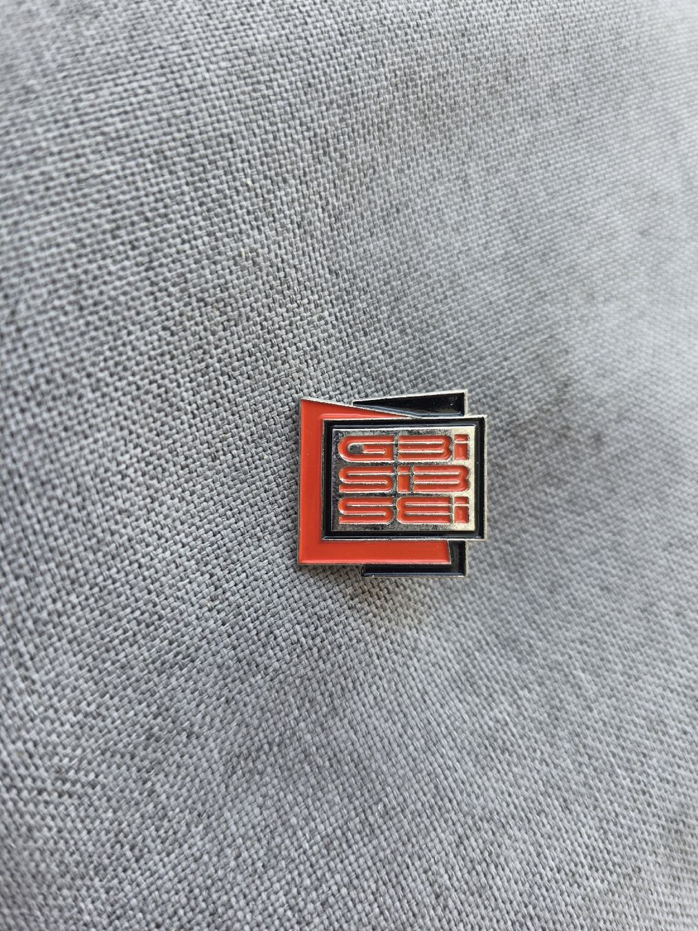 Broches & Aiguilles: Ansteckpin Logo Design Rot Schwarz – D'occasion à Schötz par corrado82