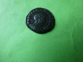 uralte Bronzemünze 15 mm     1.34 g  lackiert