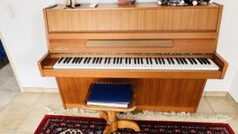 Klavier und Klavierstuhl aus Holz