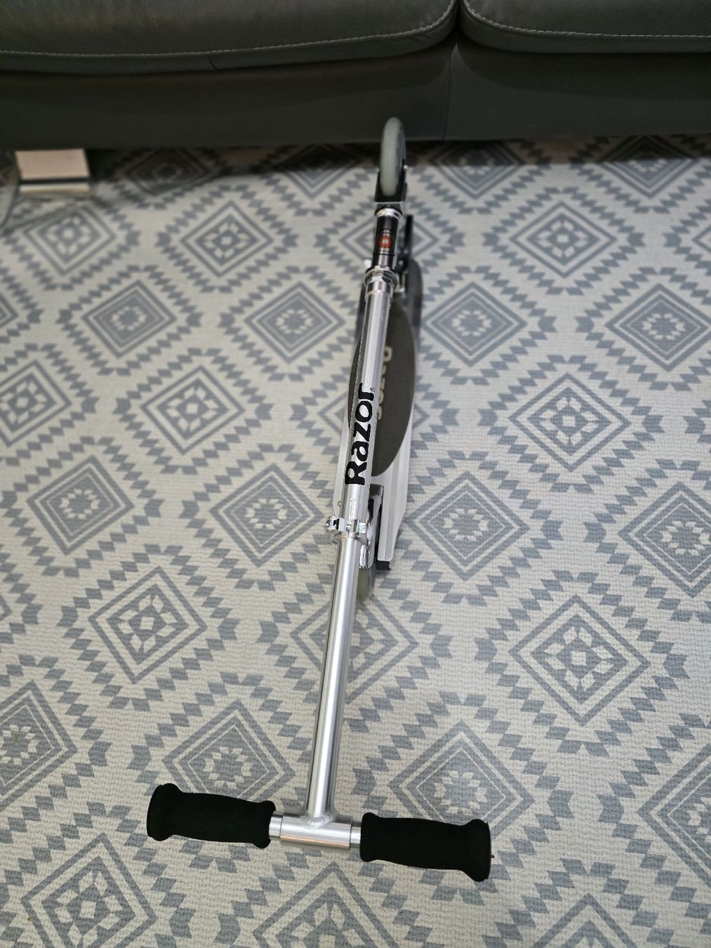 Scooters: Razor Scooter foldable silver like new condition – Gebraucht aus Thalwil von yan_wp8g 8