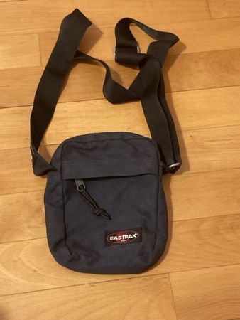 Eastpak Sac bandoulière marine, compact et pratique! (53)