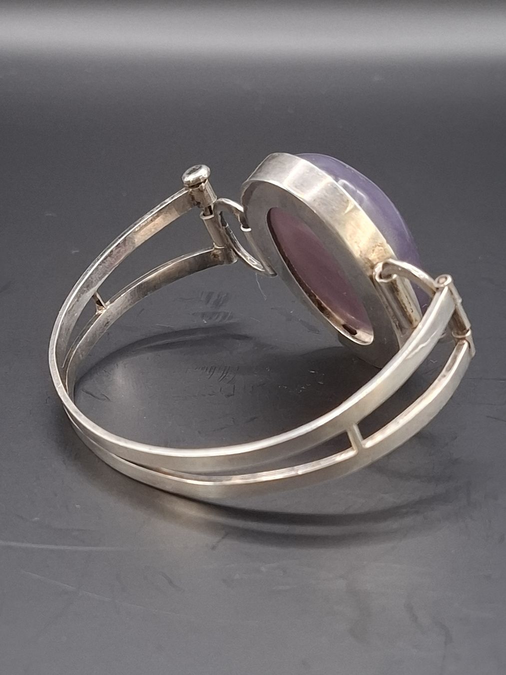 Bracciali & Braccialetti: Armreif mit grossem lila Stein  – Usato da Wil SG venduto da die-wohnung 1
