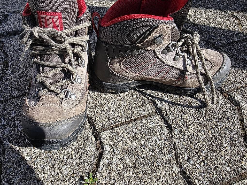 Schuhe für Jungen: Trekkingschuhe wie neu – Gebraucht aus Leuzigen von Loop_t 2