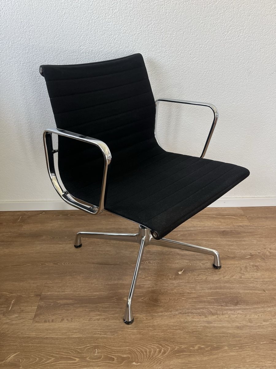 Eames Sedie: Vitra Eames Aluminium EA 108 Office Chair – Usato da Zürich venduto da jorisburger