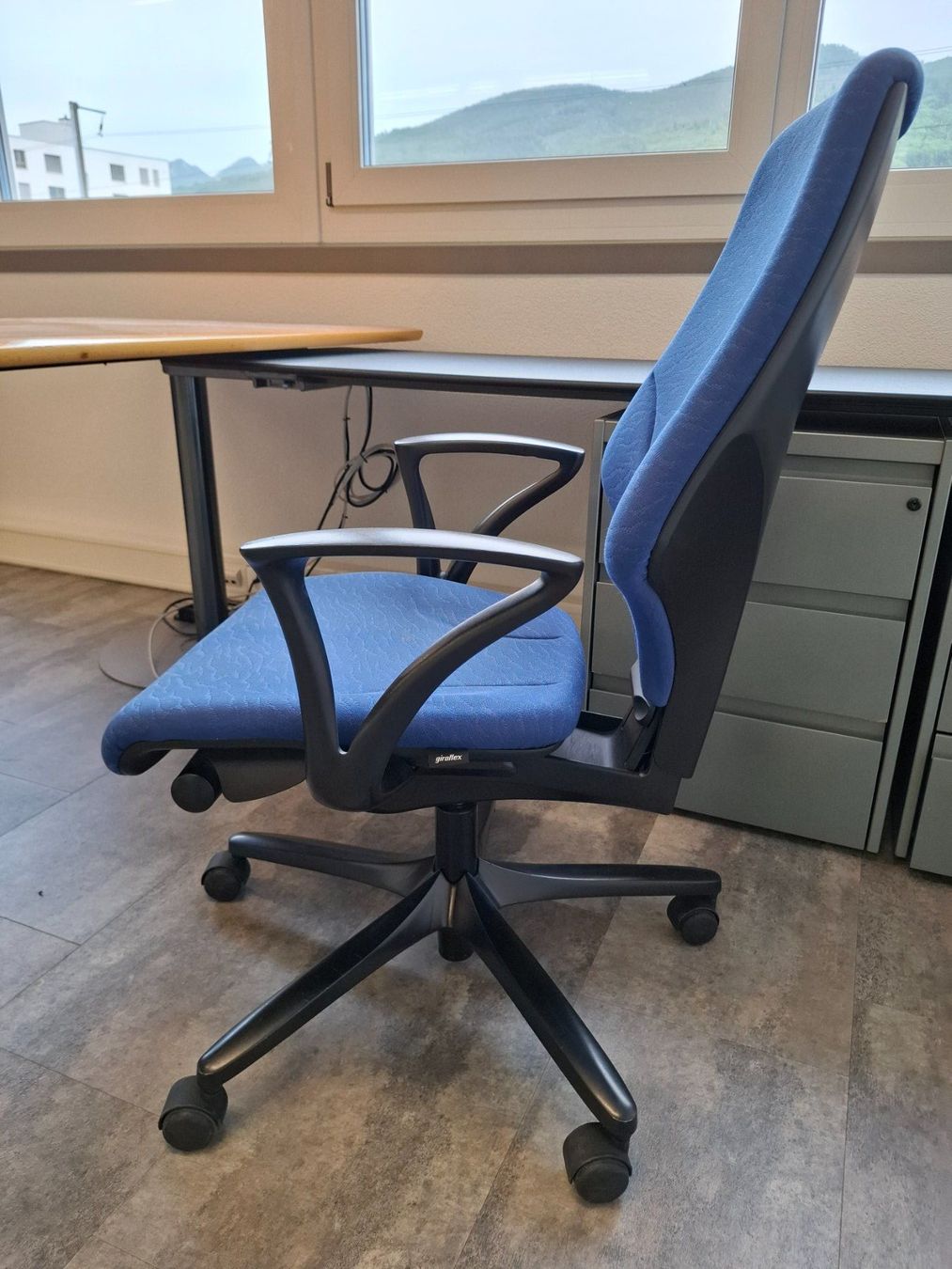 Scrivanie: 002 Eckbürotisch mit 2 Korpusse und Bürostuhl – Usato da Derendingen venduto da Meisterstuecke 3