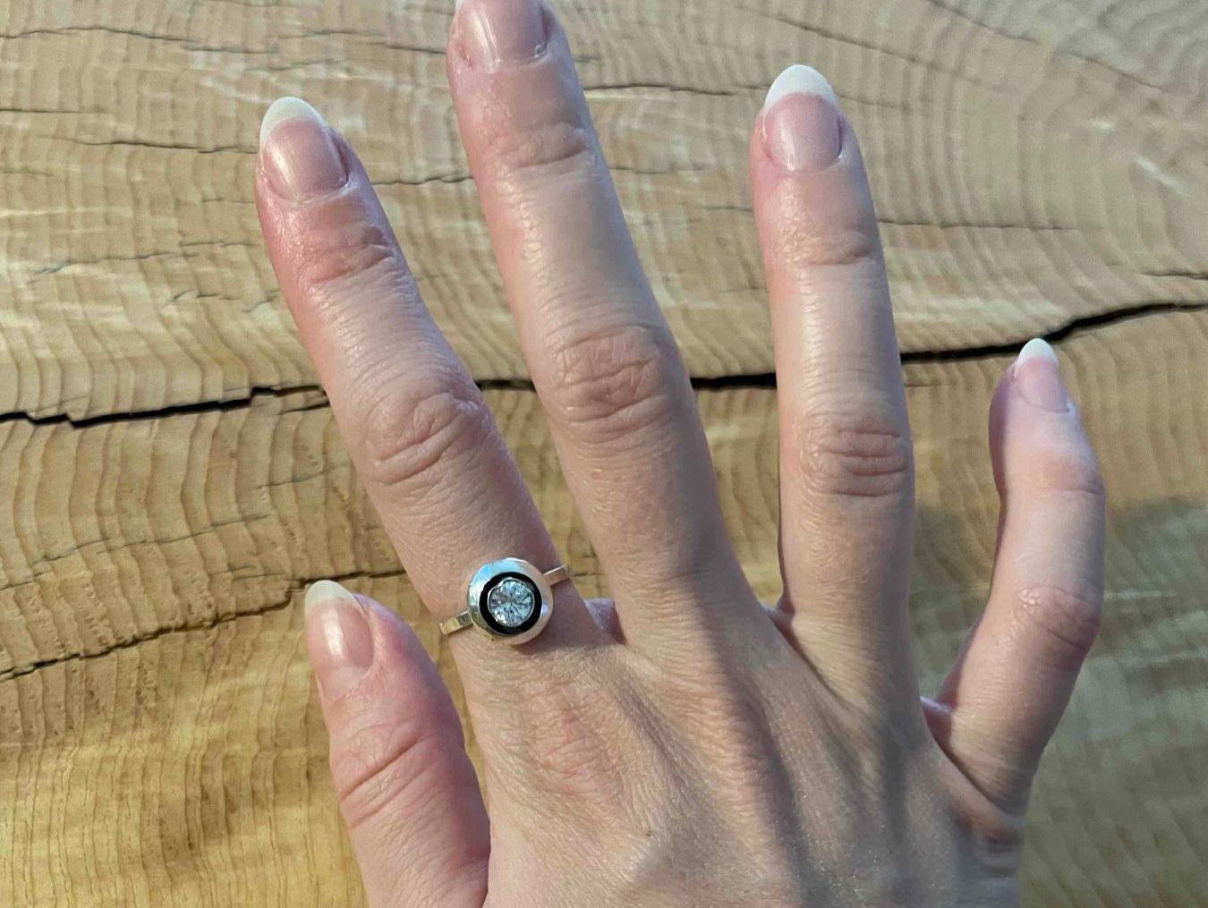 Anelli: NEU! Bague avec strass/ Ring mit eingearbeiteten Strassstein – Usato da Zürich venduto da AnnaSa