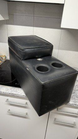 Tutti pezzi di ricambio auto: Mittelkonsole Auto Leder Schwarz mit Becherhaltern – Usato da Buchs SG venduto da LogistikBuchs 1