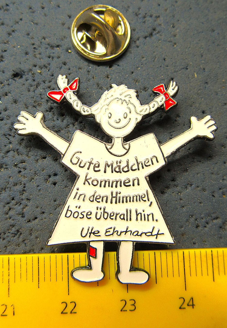 Plaketten & Abzeichen: GUTE MÄDELS PIN – Gebraucht aus Ettingen von Hausi4711