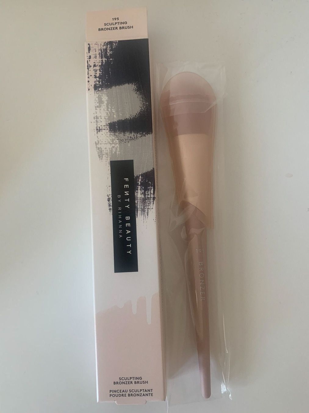 Fenty Gesichtspflege: Fenty Bronzer Brush,neu, Ladenpreis CHF47.90 – Neu und originalverpackt aus Zürich von deruja 1