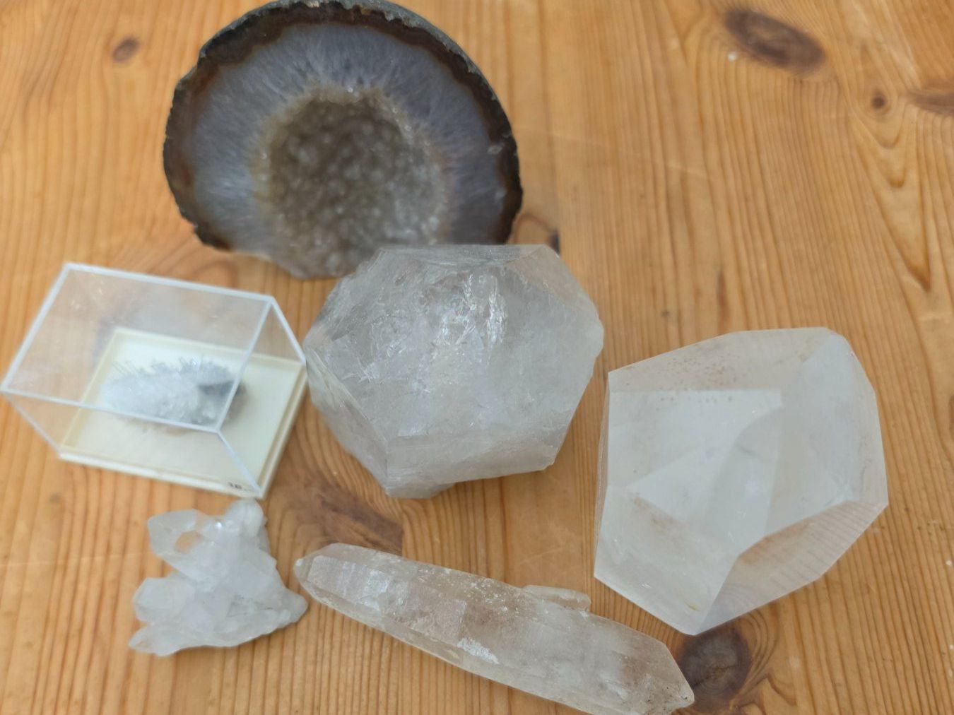 Minerali & Pietre curative: Kristall Geode und Quarz Kristalle – Usato da Steffisburg venduto da rop_5zpp